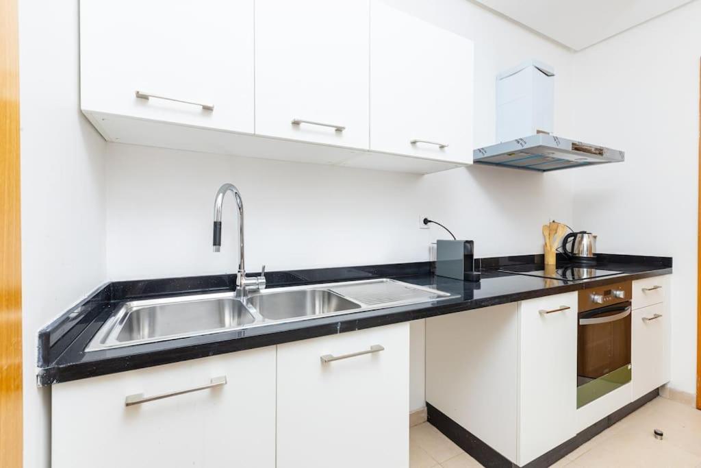 Апартаменты Modern 2Br Retreat In Marina Sale Luxury Living Hajja Экстерьер фото
