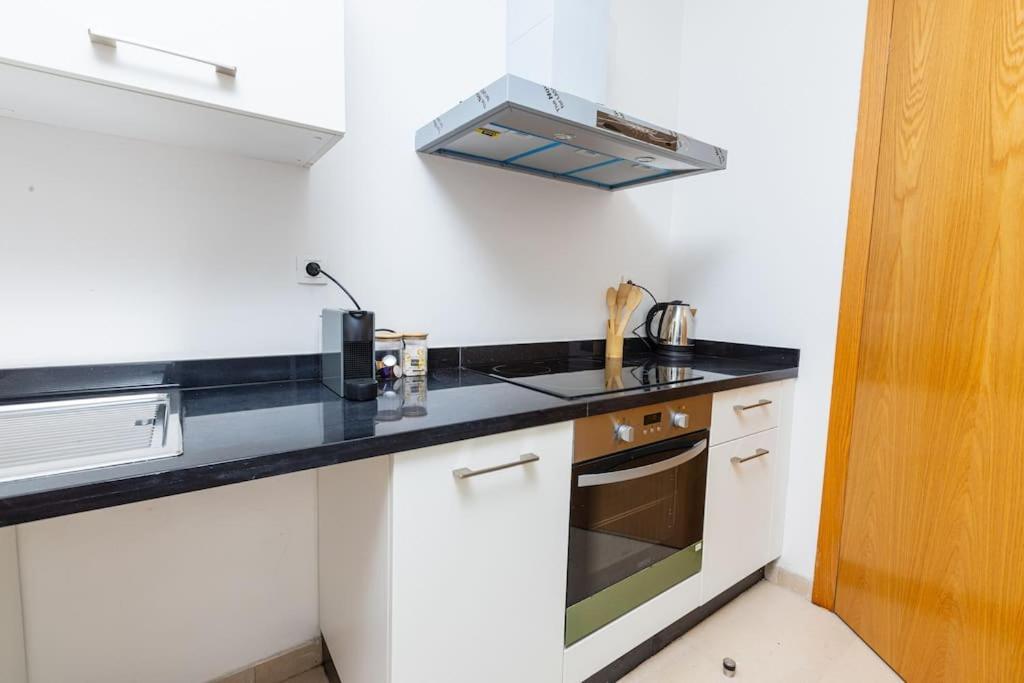 Апартаменты Modern 2Br Retreat In Marina Sale Luxury Living Hajja Экстерьер фото