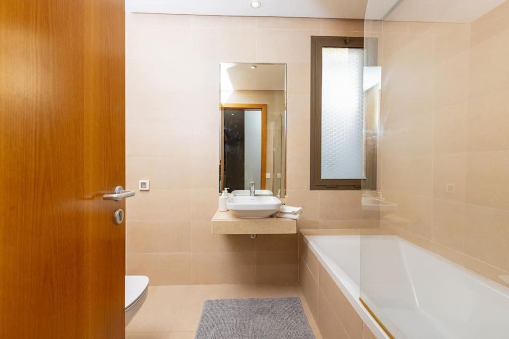 Апартаменты Modern 2Br Retreat In Marina Sale Luxury Living Hajja Экстерьер фото